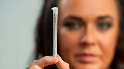 Sammy Warnes tiene 30 años y en sus dos embarazos experimentó con marihuana para curar sus severas nauseas. Foto: SWNS