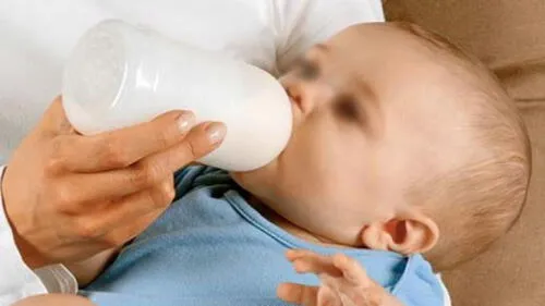 La bebé consumía la leche desde que nació. Foto: referencial La bebé consumía la leche desde que nació. Foto: referencial