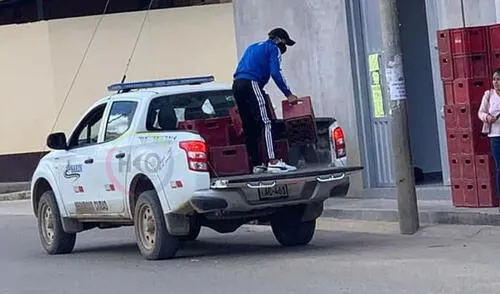 Camioneta de seguridad ciudadana fue captada cargando cajas de cervezas.