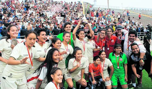 Festejan. Universitario fue el mejor equipo del torneo, sobrepasaron la valla de los 100 goles y no perdieron ningún partido. Festejan. Universitario fue el mejor equipo del torneo, sobrepasaron la valla de los 100 goles y no perdieron ningún partido.