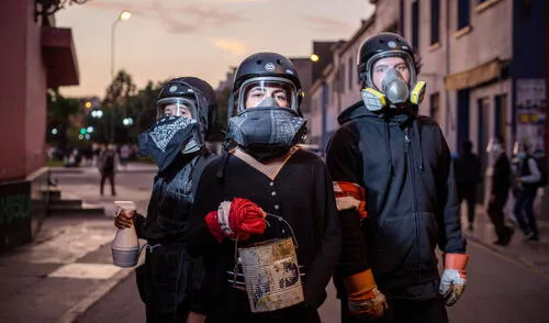 Las brigadas de desactivación se formaron para proteger a los manifestantes del efecto de las bombas lacrimógenas. Crédito: John Reyes Las brigadas de desactivación se formaron para proteger a los manifestantes del efecto de las bombas lacrimógenas. Crédito: John Reyes
