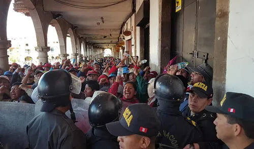 Cusco: Profesores llegan a Plaza Mayor y quieren impedir desfile de aniversario [VIDEO]