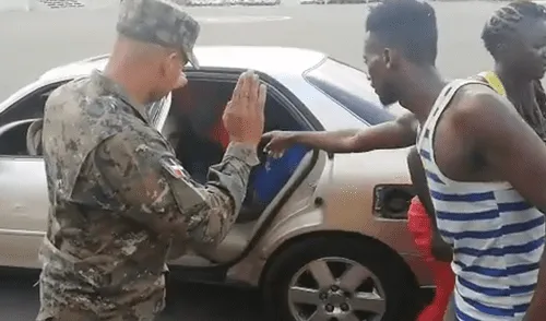 YouTube viral: Un vehículo que llevaba 18 pasajeros fue detenido por militares en batida [VIDEO] 