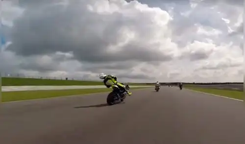 YouTube: Motociclista se desmaya en plena competencia y sufre brutal accidente  
