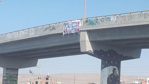 Tacna: joven arriesga su vida subiendo a puente para dejar un mensaje de amor Tacna: joven arriesga su vida subiendo a puente para dejar un mensaje de amor