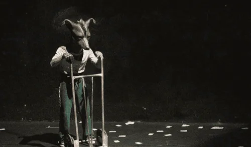 Escena. Obra reflexiona sobre la tradición y nuevas prácticas culturales tras la migración.