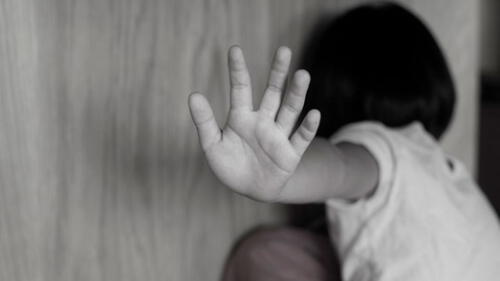 Mujer llevó a su hija al hospital por fiebre y descubrió que tenía signos de abuso