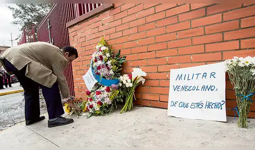 Llamado a las FFAA. Ofrenda floral en la entrada del Comando General de la Armada.
