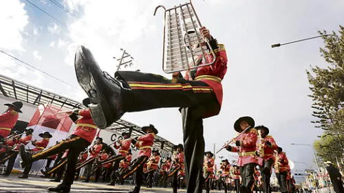 Ni la lluvia detuvo desfile escolar por Fiestas Patrias en Arequipa Ni la lluvia detuvo desfile escolar por Fiestas Patrias en Arequipa