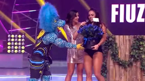 Paloma Fiuza recibe tulipanes durante presentación en "Divas".