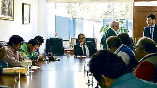 reunión. Luego de casi dos horas, dirigentes y autoridades no lograron acuerdo. Continuará el paro con marchas pacíficas y ya no habrá bloqueo de vías.