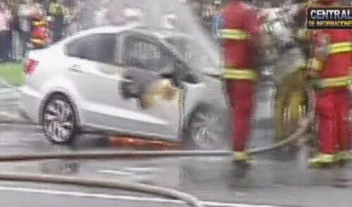 Cercado de Lima: Vehículo se incendió frente a Palacio de Justicia [VIDEO]