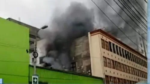 Incendio en Mesa Redonda: falleció una persona que habría estado encerrada con candado [VIDEO]