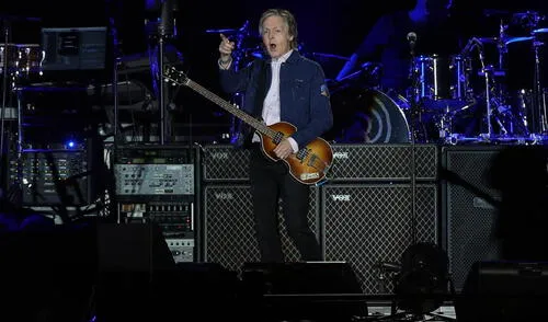 Chilenos pifean a presidente Piñera en concierto de Paul McCartney