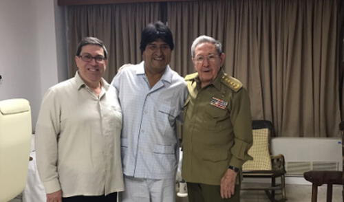 Raúl Castro visitó a Evo Morales en hospital donde es atendido en Cuba Raúl Castro visitó a Evo Morales en hospital donde es atendido en Cuba