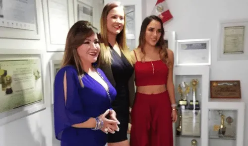 Kalieska Arroyo y Marina Mora firman convenio comercial Kalieska Arroyo y Marina Mora firman convenio comercial