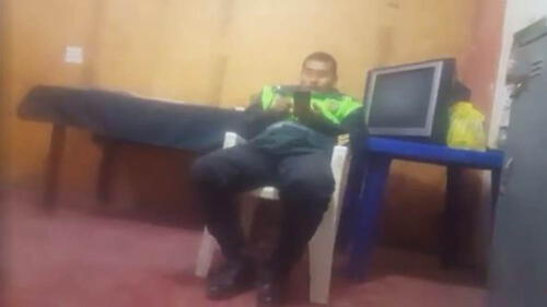 Intervenido no puede ir al baño pese a suplicarselo a un Policía [VIDEO]