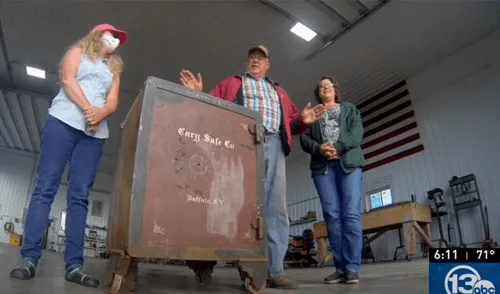 Facebook viral: Hallan caja fuerte abandonada en una granja con un misterioso mensaje [VIDEO]