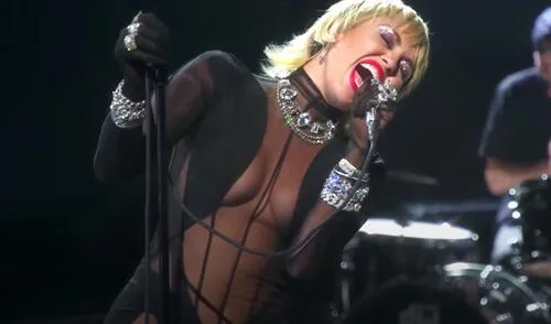 La cantante de 27 años deslumbró en el IHeartRadio versionando 'Heart off glass' de Blondie. La cantante de 27 años deslumbró en el IHeartRadio versionando 'Heart off glass' de Blondie.