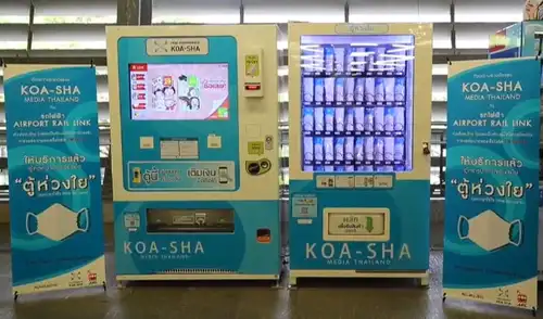 Las máquinas que ofrecen mascarillas buscan reducir la propagación del coronavirus entre los residentes de Bangkok. (Foto: Captura) Máquina expendedora de mascarillas en Tailandia