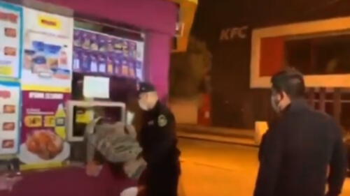 Sujeto de nacionalidad extranjero fingió estar ebrio para evitar ser intervenido. (Foto: Captura de video / América Noticias) san juan de lurigancho