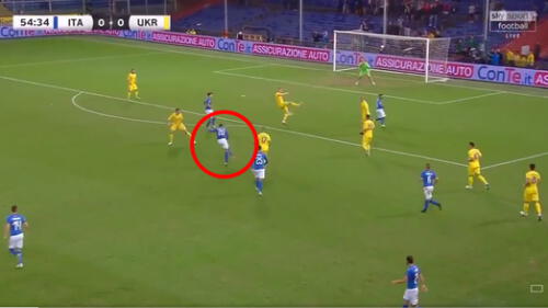 Italia vs Ucrania: arquero ucraniano comete increíble 'blooper' que le costó el 1-0 [VIDEO]