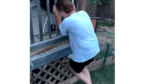 YouTube viral: Chica carga a su enorme criatura y esta le orina encima [VIDEO]