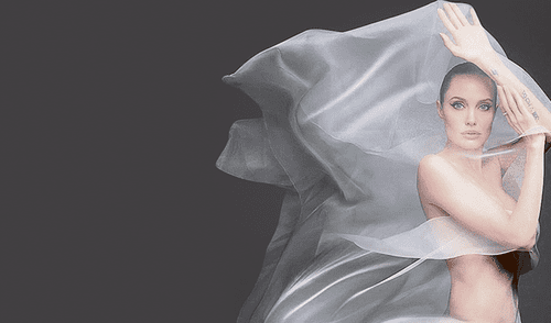 La actriz posó sin ropa para la revista Harper’s Bazaar