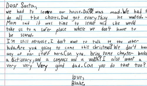 El menor y su madre se encuentran en un refugio de violencia doméstica. (FOTO: Fox26 Houston) Niño pide en su carta a Santa Claus un padre bueno por Navidad