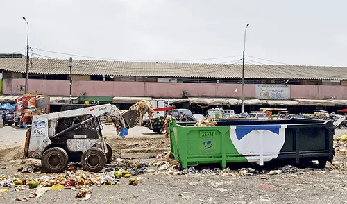 Botadero. Los contenedores son desbordados y la basura termina en el piso, señalan vecinos. Botadero. Los contenedores son desbordados y la basura termina en el piso, señalan vecinos.