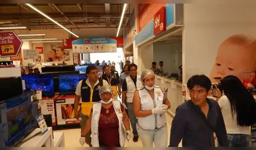 Comas: clausuran conocido supermercado por vender productos vencidos [FOTOS]