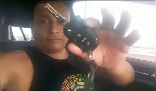 YouTube: empleado público se compra auto y agradece a los que pagaron impuestos