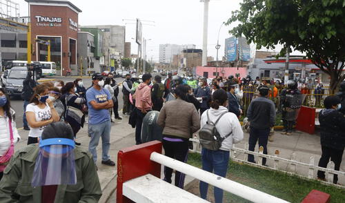 Cientos de personas llegaron desde horas de la mañana para ser parte del primer día de jornada de vacunación. Foto: Félix Contreras / La República