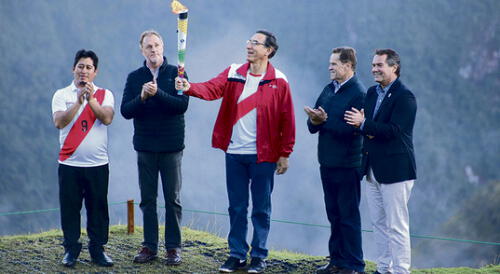 flama. Presidente Martín Vizcarra recibió antorcha en ciudadela de Machupicchu.