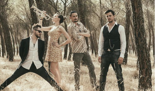 Jenny and the Mexicats es banda de origen multicultural que mezclan ritmos de jazz, rockabilly, folk, flamenco, reggae, son veracruzano y country. Jenny and the Mexicats es banda de origen multicultural que mezclan ritmos de jazz, rockabilly, folk, flamenco, reggae, son veracruzano y country.