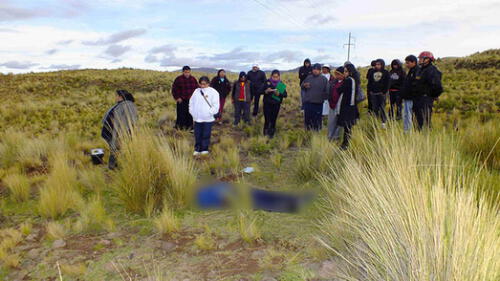 Al costado del cuerpo, se encontraron algunos atados con las flores que recolectaba para vender en la fiesta de carnavales.