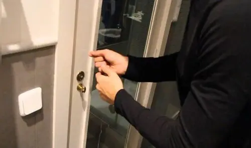 Estados Unidos: Madre mantuvo encerrado a su hijo por un año en el baño de su casa