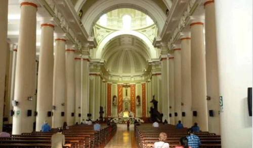 Los creyentes realizaron colas para ingresar por ambas puertas del frontis del recinto religioso. Los creyentes realizaron colas para ingresar por ambas puertas del frontis del recinto religioso.