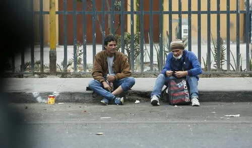 A horas de la mañana, personas continúan libando por las celebraciones de Año Nuevo. Foto: Marco Cotrina / La República