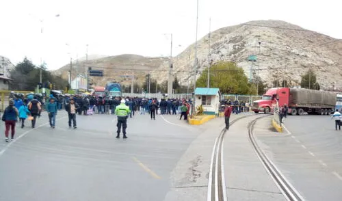 La Oroya: extrabajadores de Doe Run bloquean carretera central La Oroya: extrabajadores de Doe Run bloquean carretera central