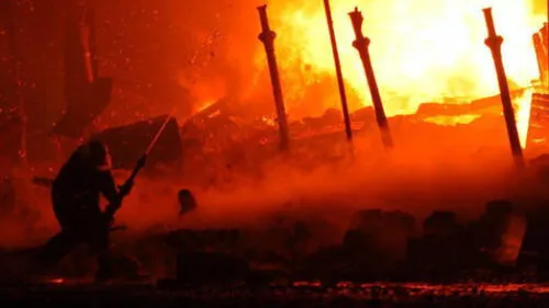 Cercado de Lima: Bomberos resultaron heridos en incendio en casona [VIDEO]