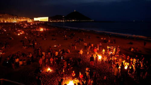 Vista aérea de las populares hogueras de San Juan en la playa de La Zurriola de San Sebastián. Foto: EFE.