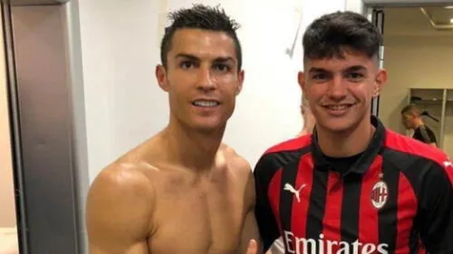 Promesa del Milan se tomó una foto con Cristiano y dejó al desnudo a Chiellini