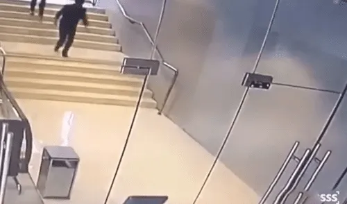 YouTube viral: joven se estampa contra puerta de vidrio y termina rompiéndola en mil pedazos [VIDEO] 