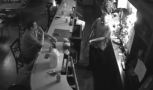 Tony Tovar permaneció indiferente mientras padecía un asalto. Foto: Captura