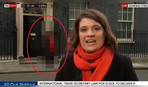 YouTube Viral: reportera hacía cobertura y queda impactada por lo que aparece detrás de ella  [VIDEO]