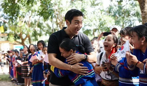 En 2017 Siwon viajó a Vietnam para hacer trabajo voluntario en nombre de UNICEF. En 2017 Siwon viajó a Vietnam para hacer trabajo voluntario en nombre de UNICEF.