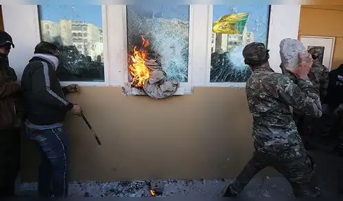 Militantes de Hezbollah atacan embajada de los Estados Unidos en Irak. Foto: AFP