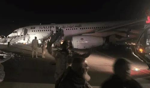 Avión aterriza sin tren de aterrizaje en Arabia Saudita [VIDEO]