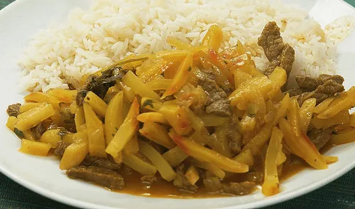 Cocina un rico olluquito de carne y asombra a todos.